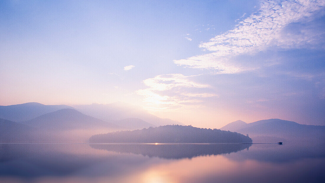 Aufsteigender Nebel über Lake Placid bei Sonnenaufgang