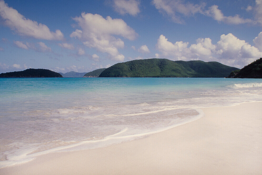 Ruhige Meereswellen am tropischen Sandstrand