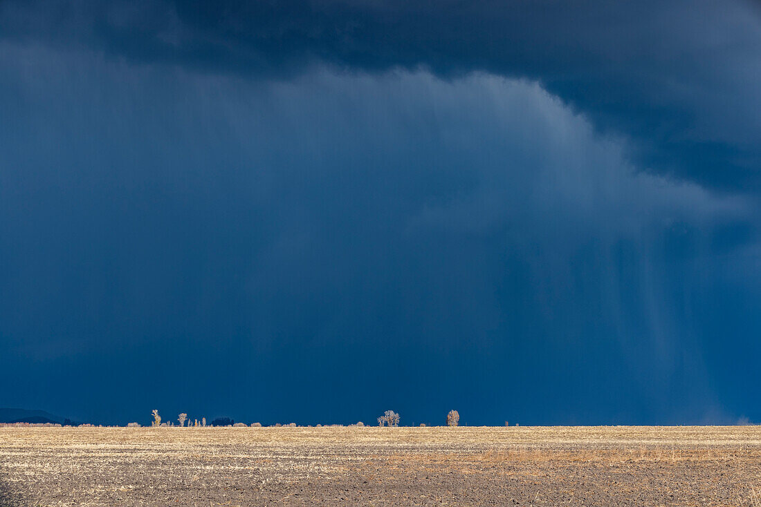 Stürmischer Himmel über Farmland