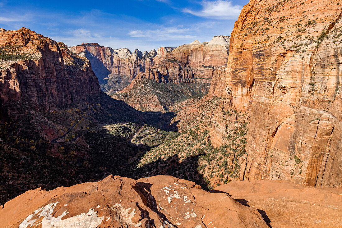 Felsformationen des Zion Canyon vom Zion Overlook aus gesehen