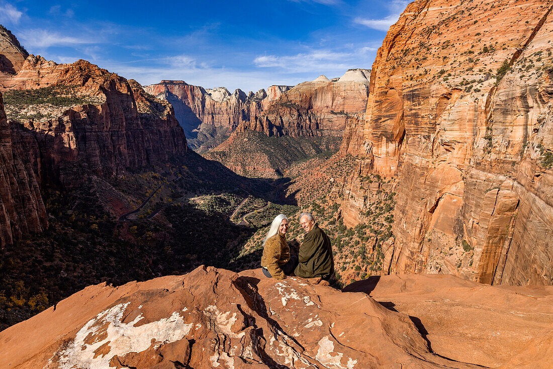 Porträt eines älteren Paares mit Blick auf den Zion Canyon vom Zion Overlook aus