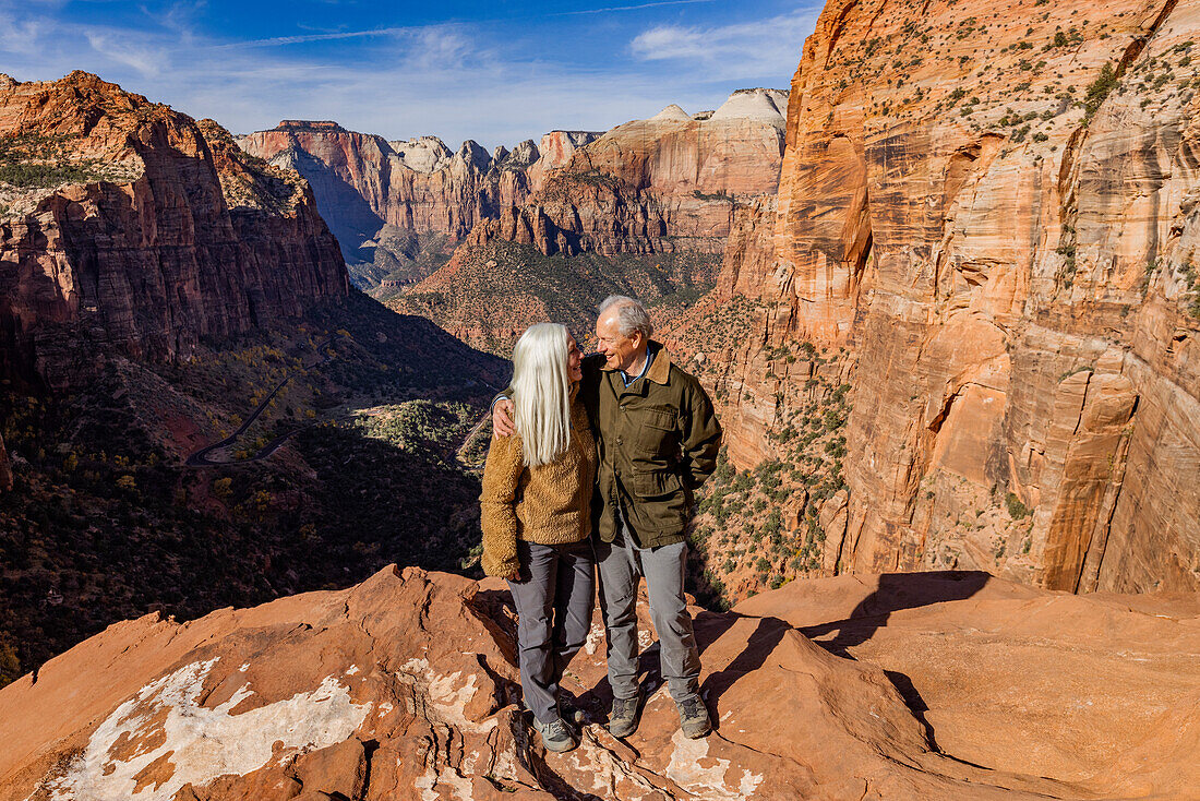 Lächelndes älteres Paar, das sich am Zion Overlook umarmt