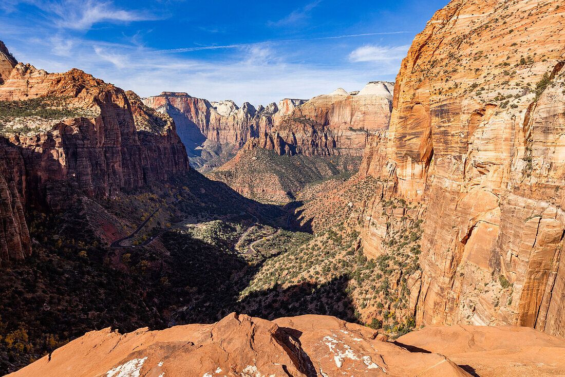 Felsformationen des Zion Canyon vom Zion Overlook aus gesehen