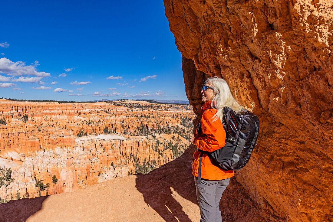 Rückansicht einer Frau mit Blick auf den Bryce Canyon National Park