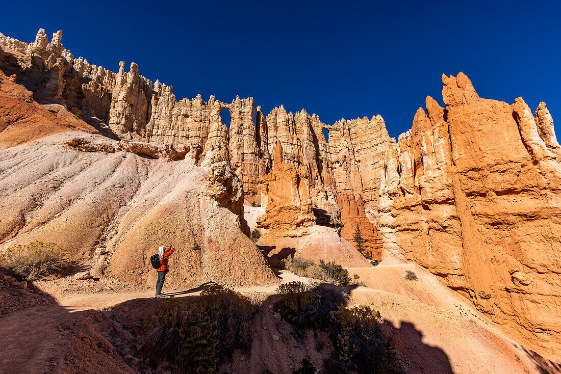 Frau fotografiert im Bryce Canyon-Nationalpark