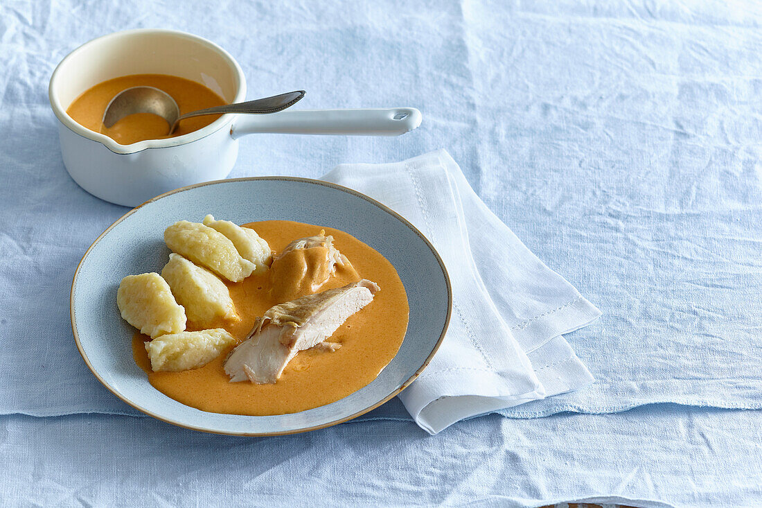 Hen with red pepper sauce and semolina gnocchi