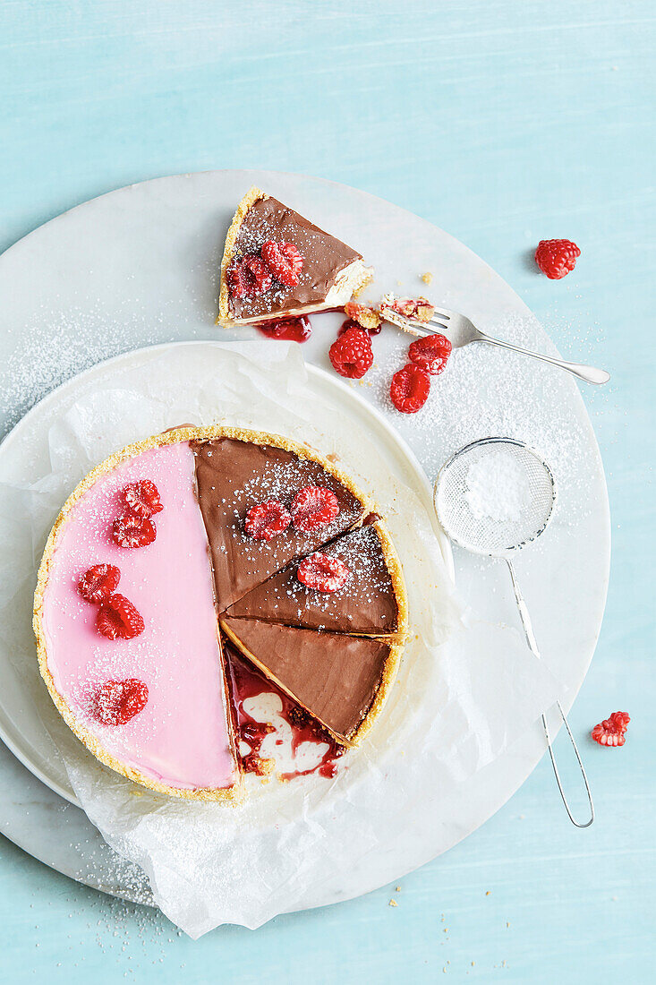 Käsekuchen mit Himbeeren und zweierlei Glasur