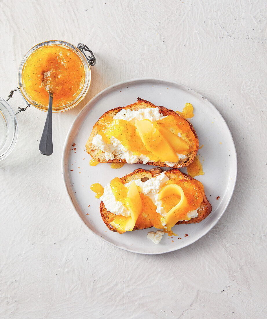 Weißbrotscheiben mit Mango-Limetten-Vanille-Marmelade