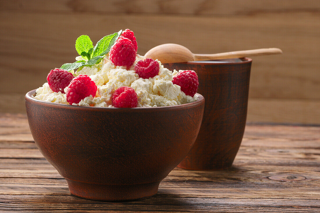 Hüttenkäse mit Himbeeren und Minze