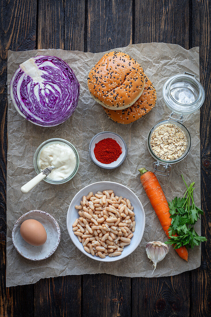 Zutaten für Bohnen-Möhren-Burger mit Rotkohlsalat