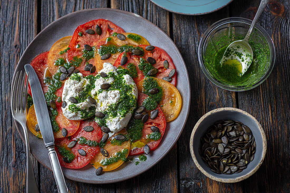 Tomatensalat mit Burrata und Petersilienpesto