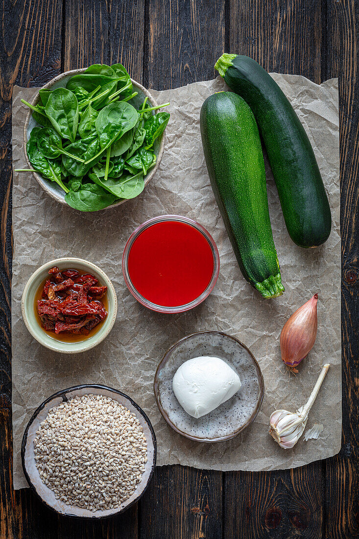 Zutaten für Zucchini gefüllt mit Gerste, Spinat und Mozzarella