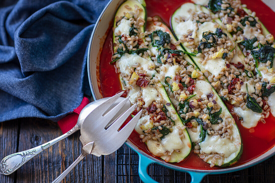 Zucchinis stuffed with barley, spinach and mozzarella