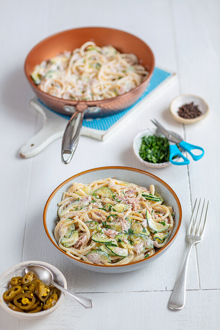 Spaghetti mit Zucchini und Speck