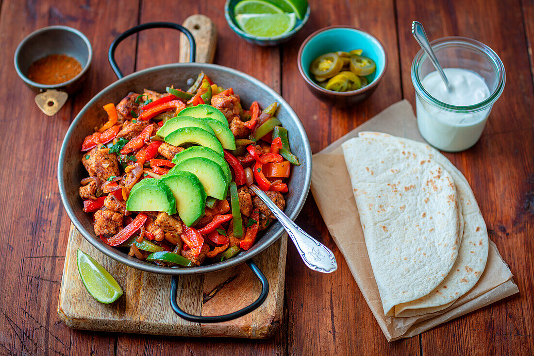 Fajitas mit Putenfilet, Paprika und Avocado