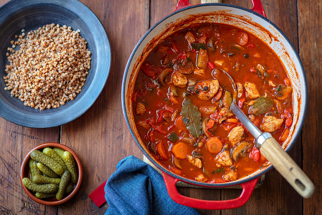 Putengulasch mit Gemüse und Buchweizen