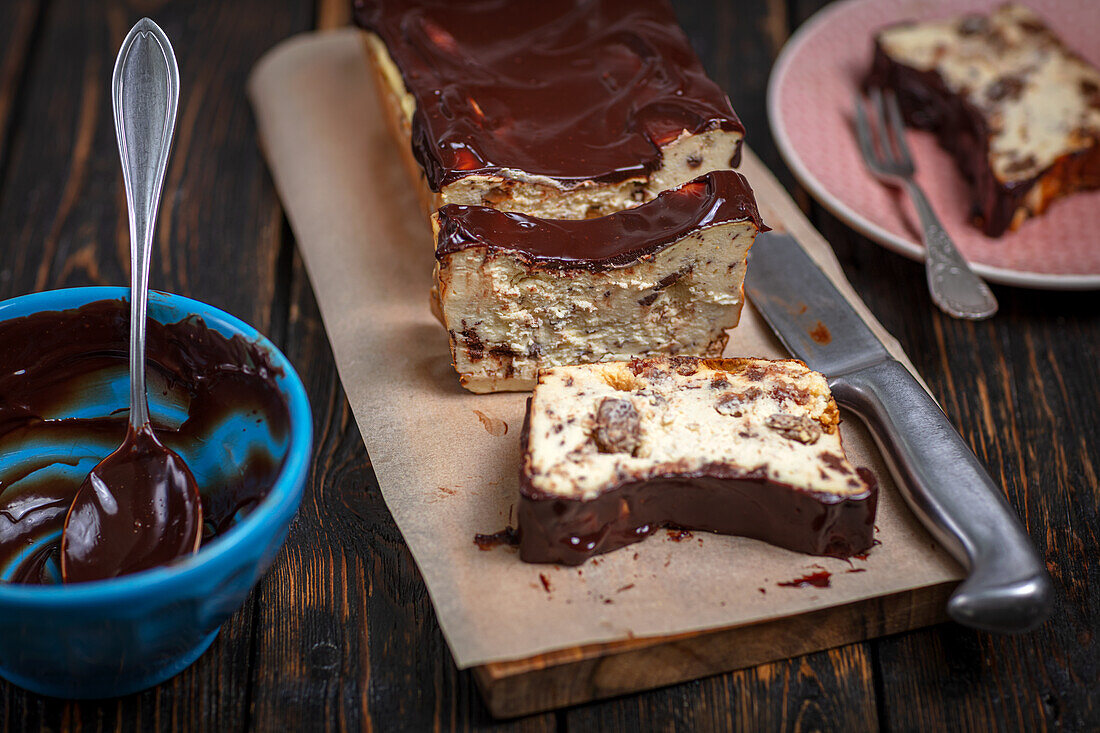 Cheesecake with raisins and chocolate icing