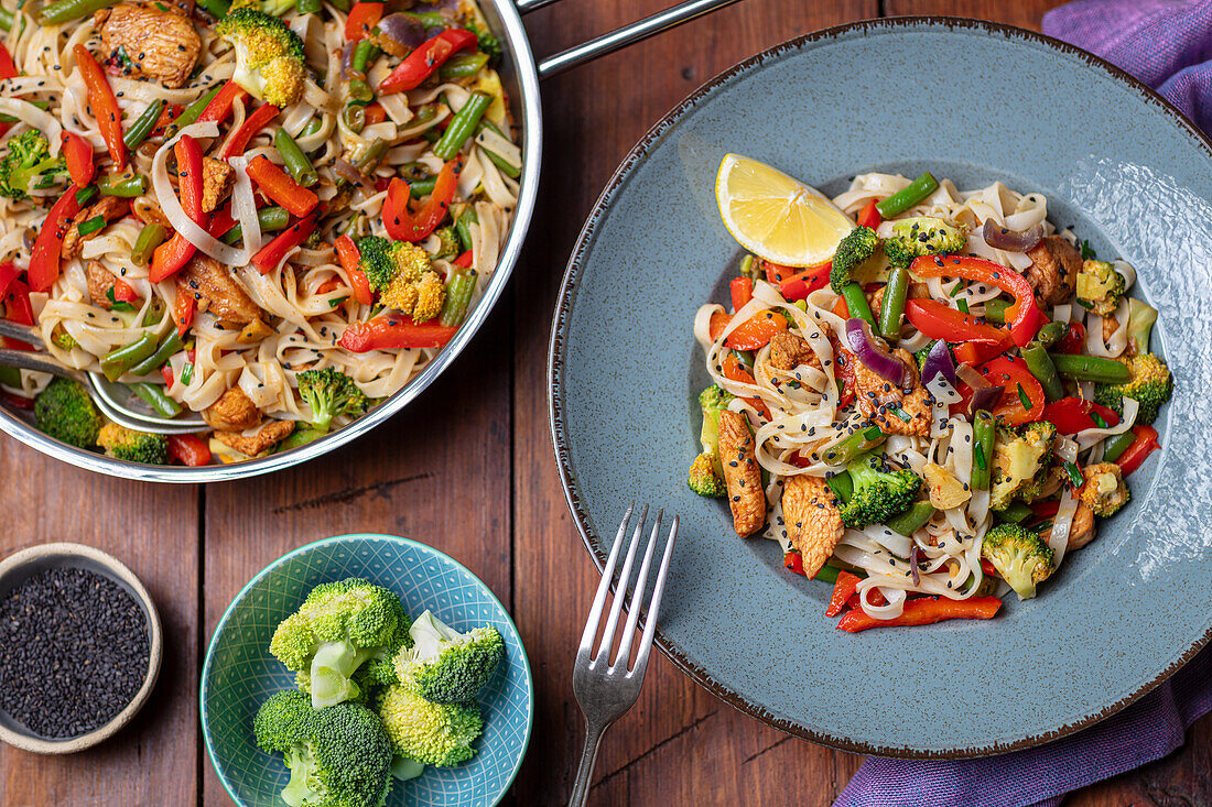 Fried rice noodles with chicken and vegetables