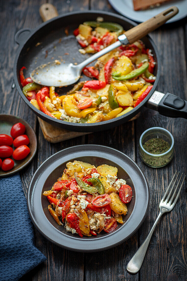 Bratkartoffeln mit Gemüse und Feta