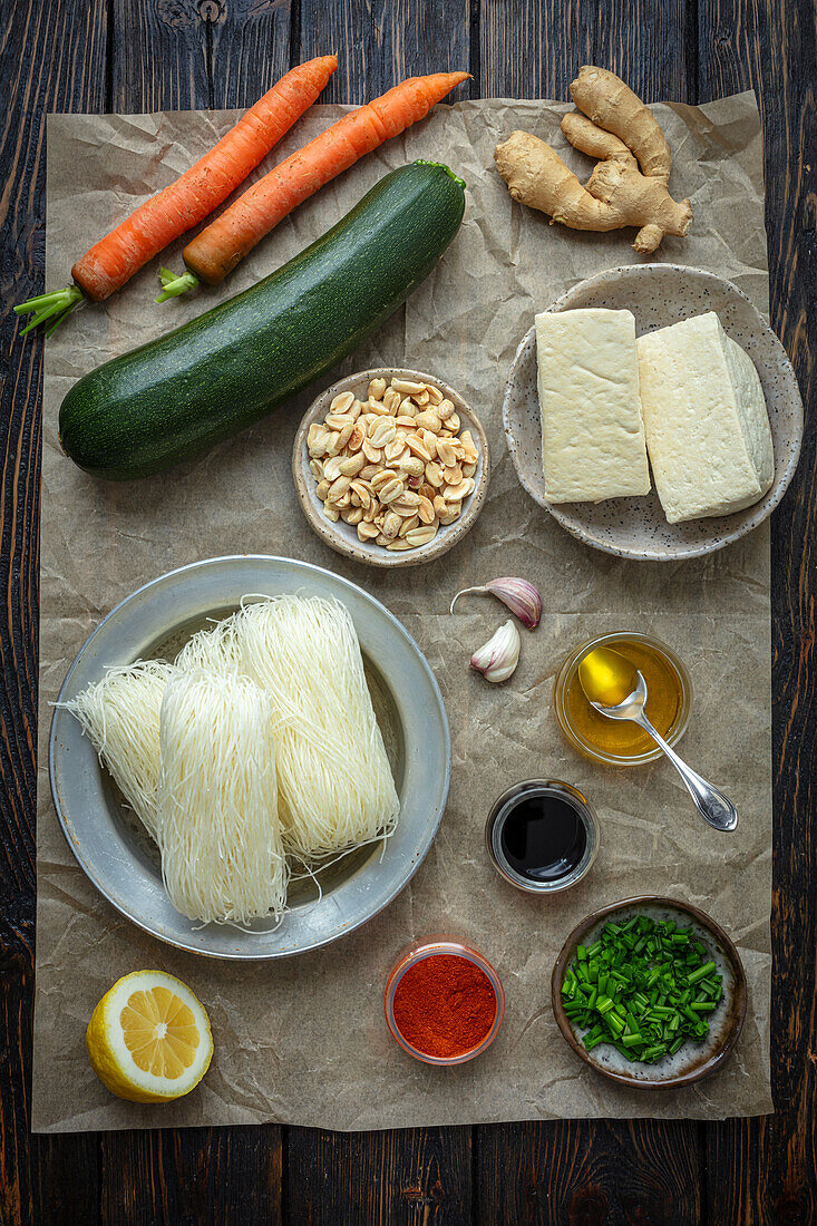 Zutaten für Soja-Nudeln mit Tofu, Gemüse und Erdnüssen