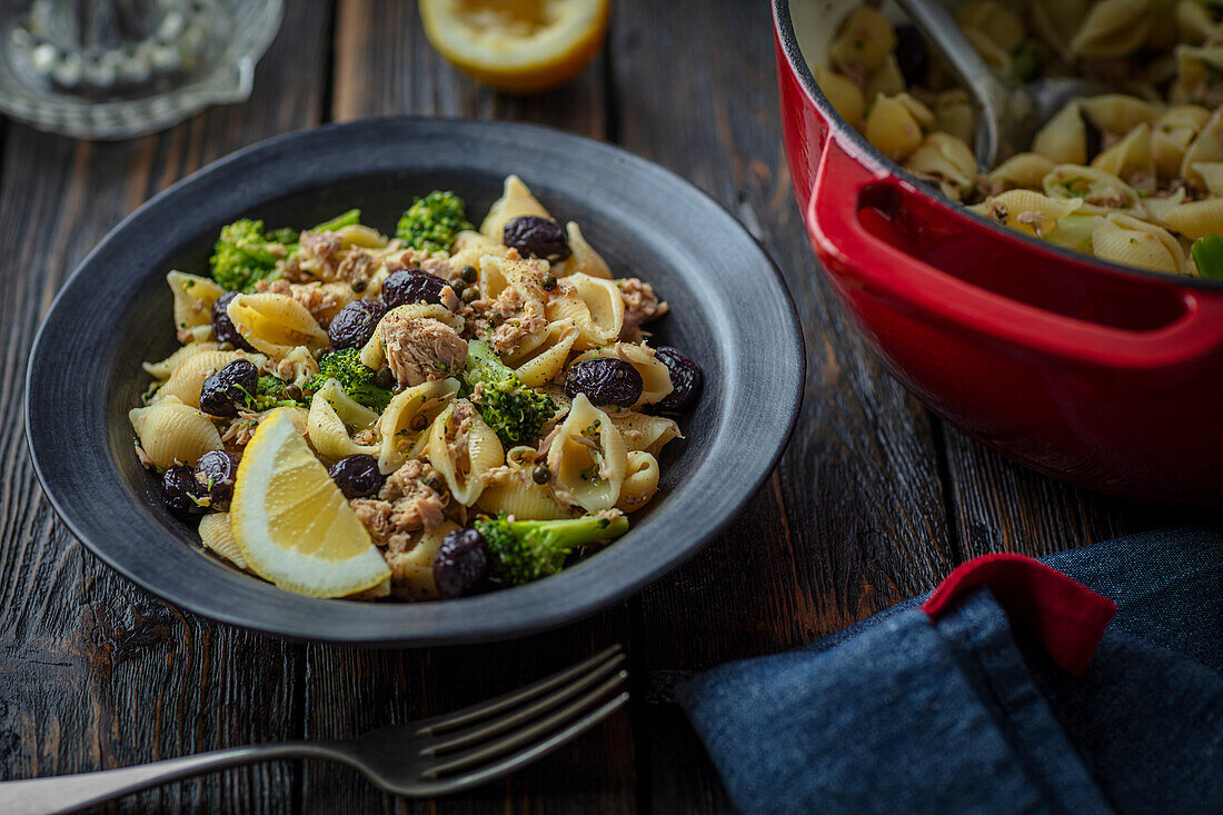 Nudeln mit Thunfisch, Brokkoli und Oliven