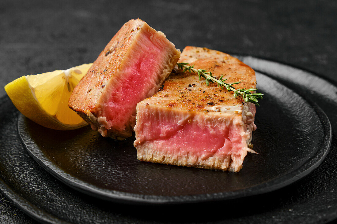 Fried tuna steak with lemon and thyme