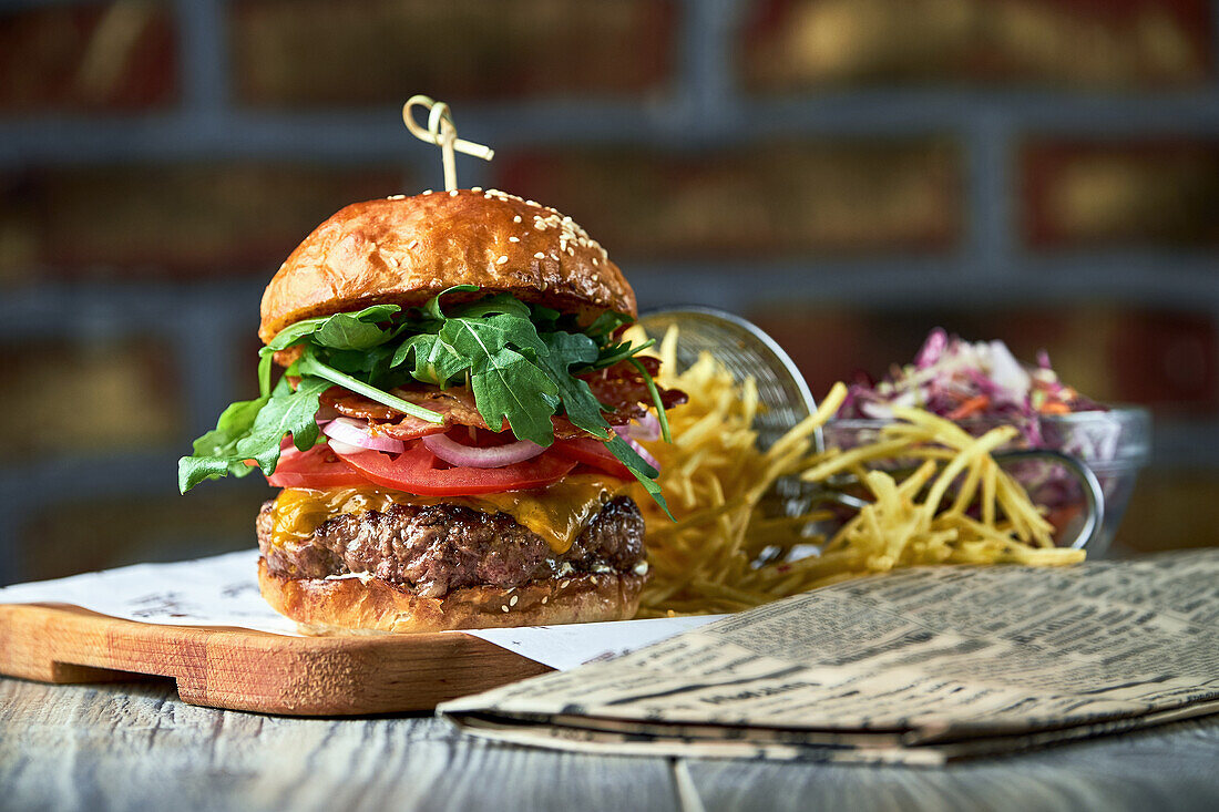 Bacon Cheeseburger mit Rotkohlsalat und Pommes Frites