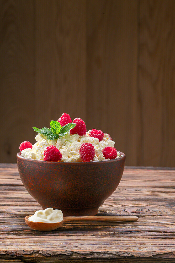 Cream cheese with raspberries and mint