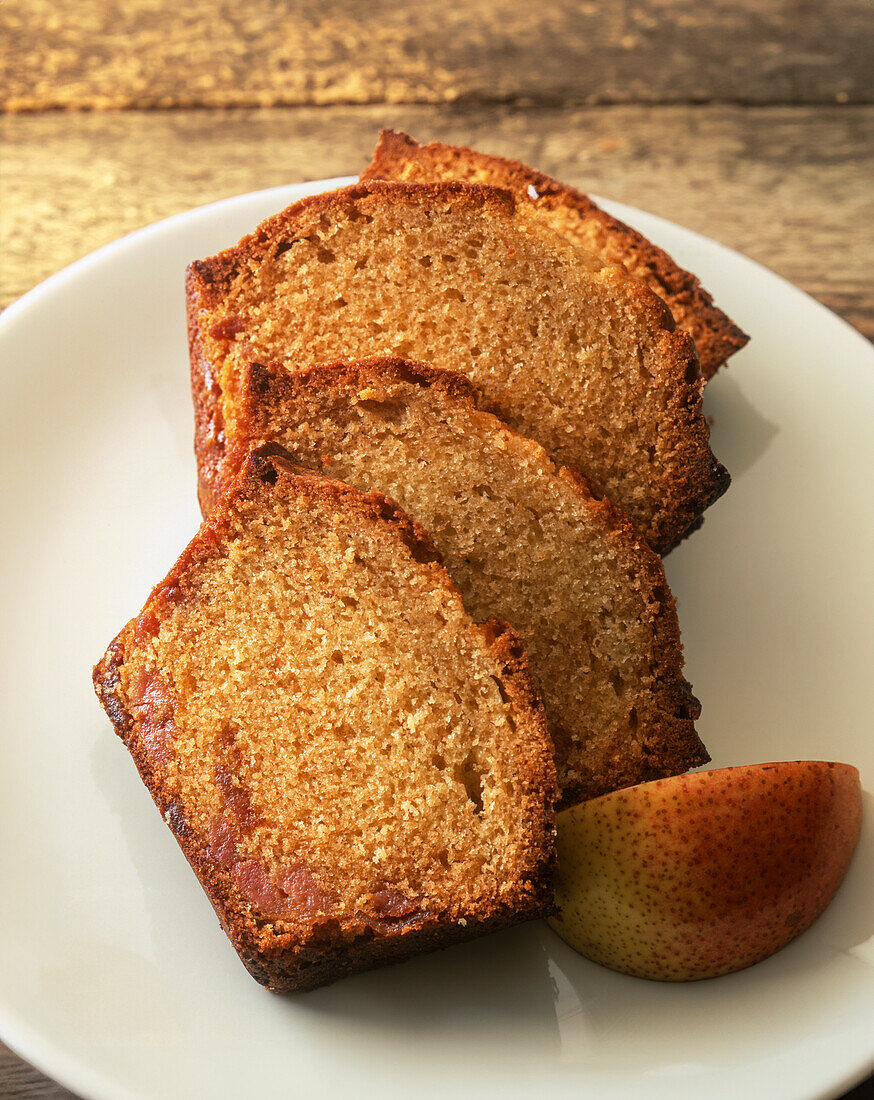 Kastenkuchen mit karamellisierter Birne