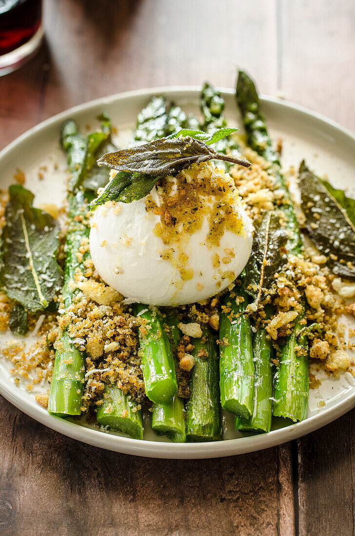 Spargel mit Burrata, Semmelbröseln und Salbei