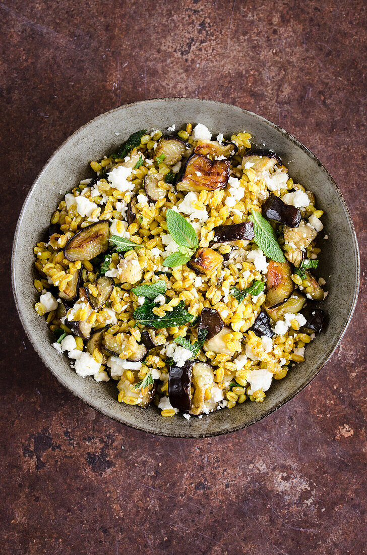 Farrosalat mit Auberginen, Feta und Minze