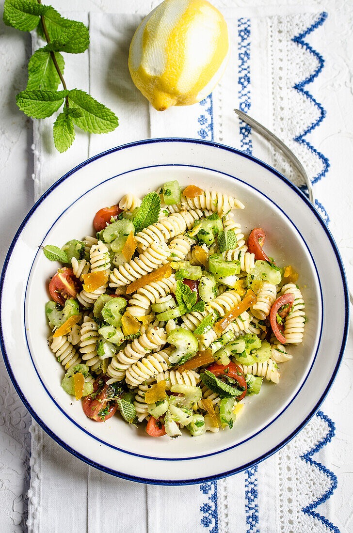 Nudelsalat mit Tomaten, Stangensellerie und Minze