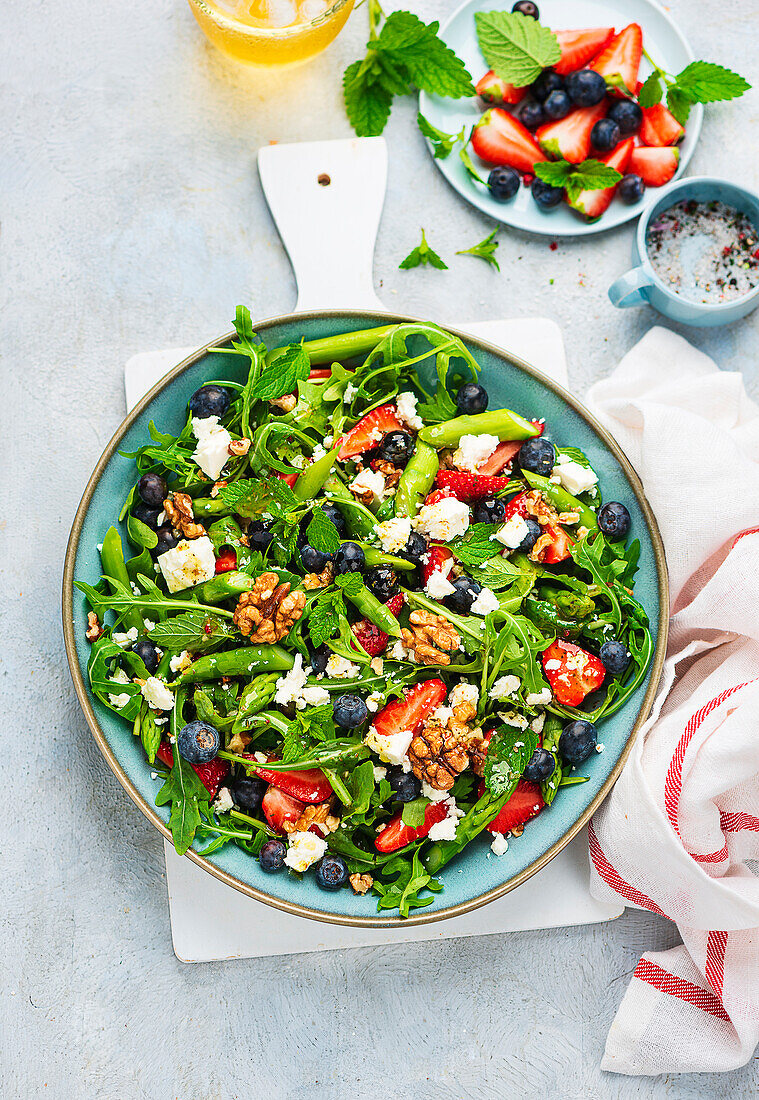 Grüner Spargelsalat mit Beeren, Schafskäse und Walnüssen