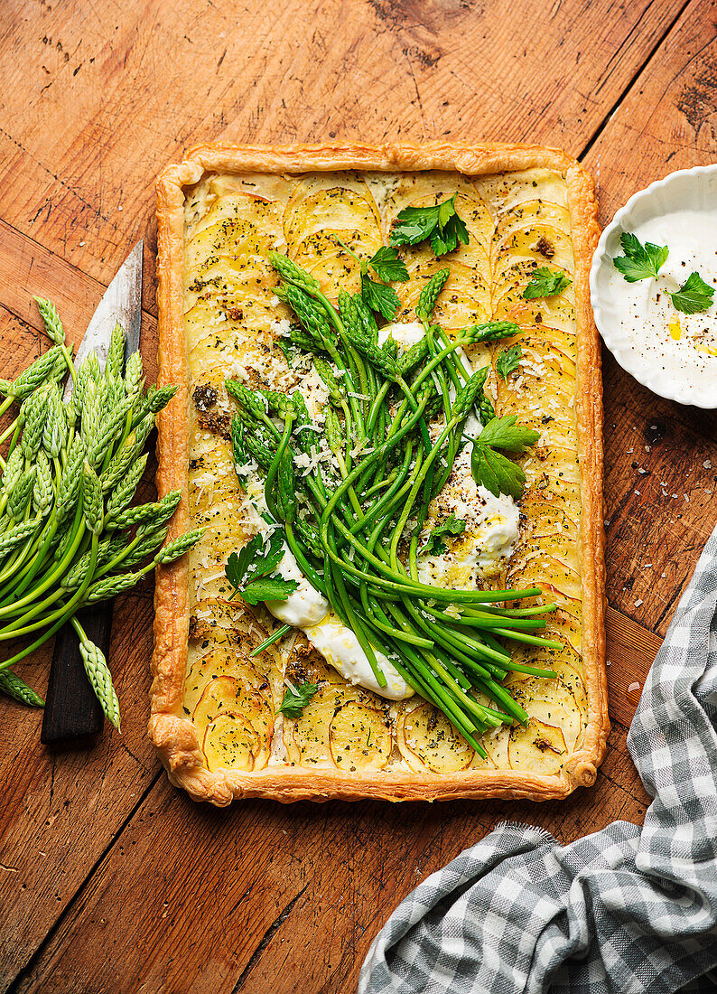 Kartoffel-Blätterteigtarte mit Wildspargel und Zitronen-Frischkäse