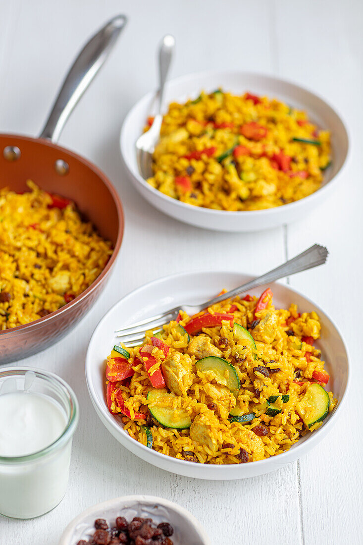 Chicken Biryani mit Gemüse, Rosinen und Joghurt