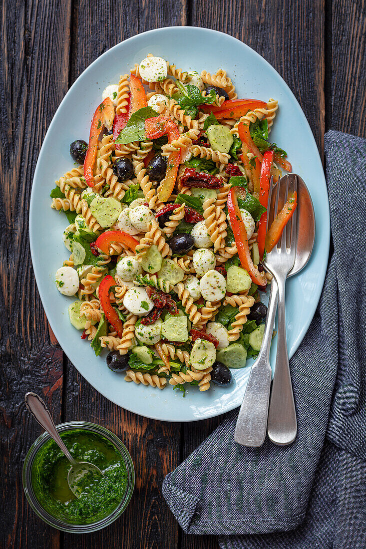 Nudelsalat mit Gemüse und Mini-Mozzarella