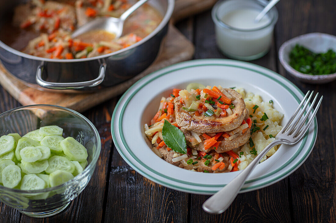 Schweinekoteletts mit Gemüse, Kartoffelpüree und Gurkensalat