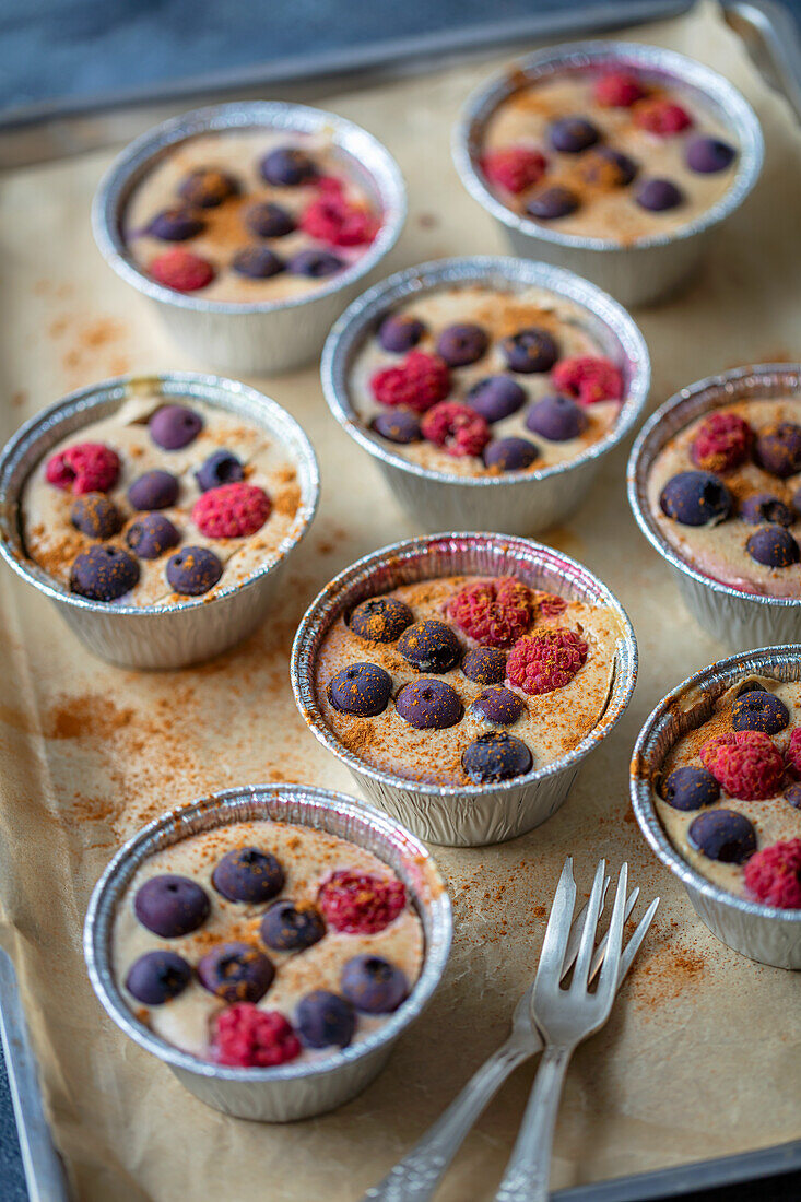 Mini banana cheesecake with berries