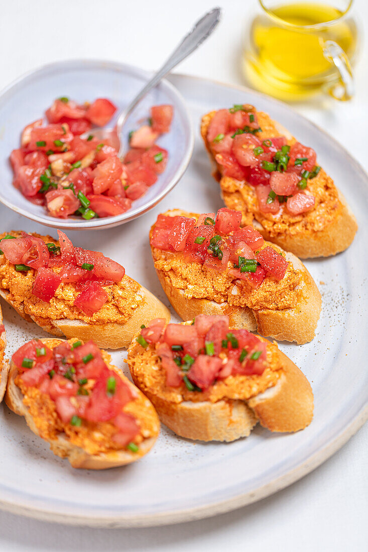 Crostini mit roter Fetacreme und Tomatenwürfeln