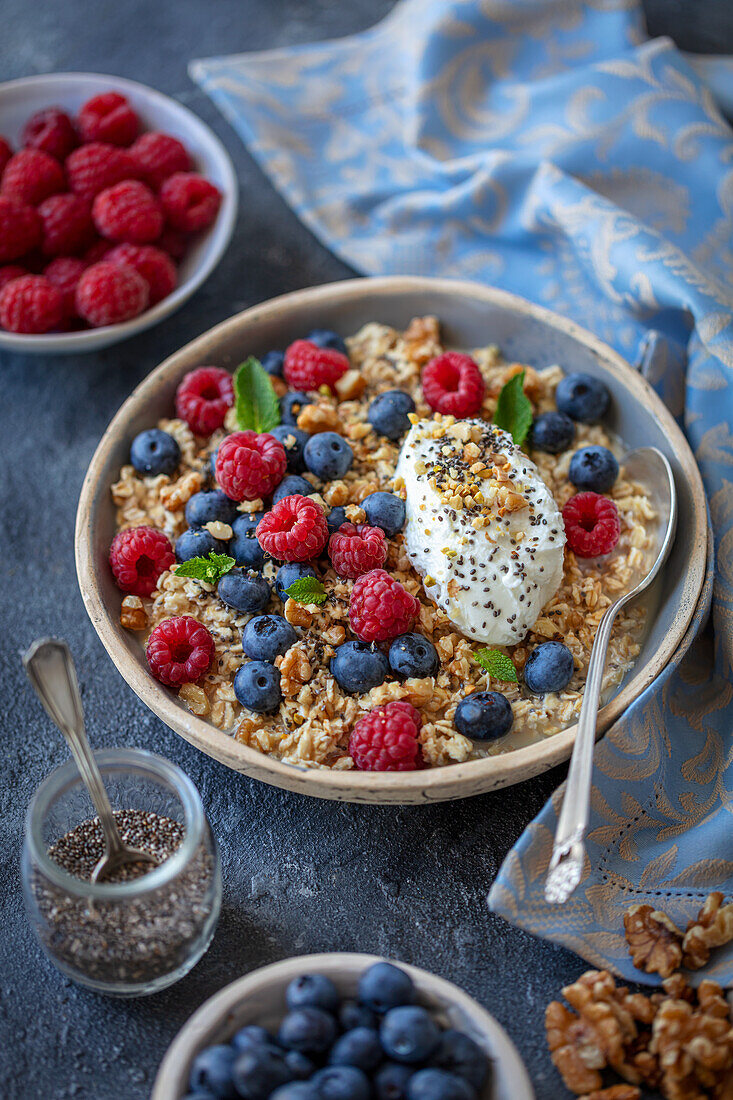 Overnight Oats mit Skyr und Beeren