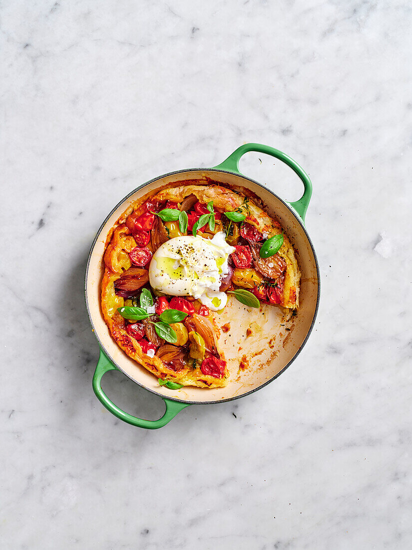 Caprese Tarte Tatin mit Burrata und Basilikum