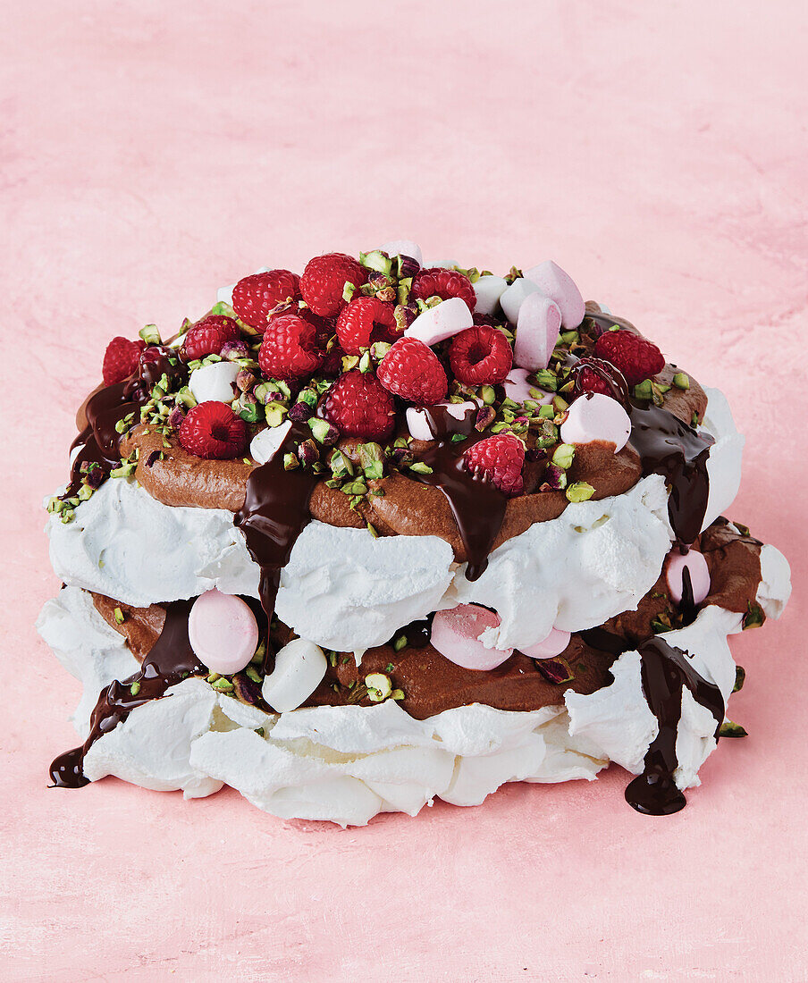 Rocky Road Pavlova mit Himbeeren und Pistazien