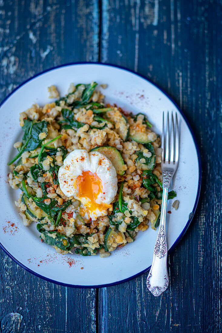 Bulgur with lentils, spinach, courgette and egg