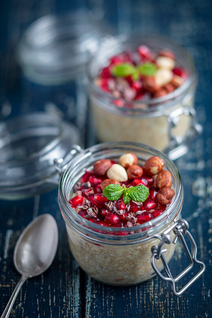 Overnight Oats mit Leinsamen, Nüssen und Granatapfel