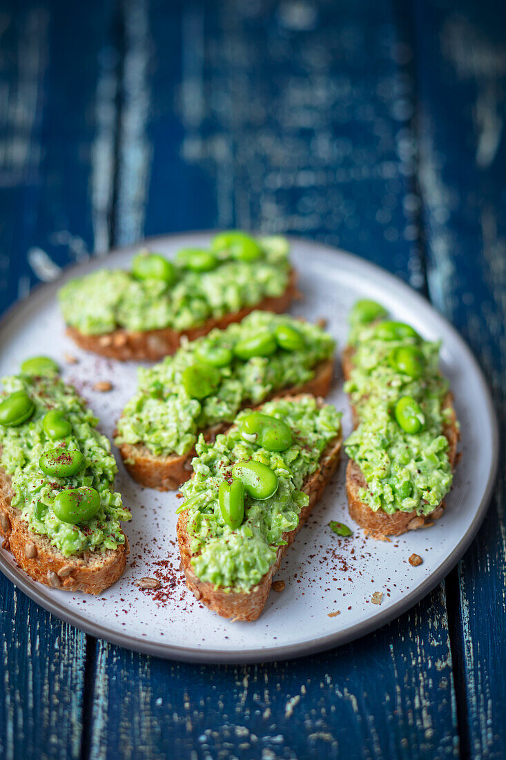 Crostini mit Bohnen-Aufstrich