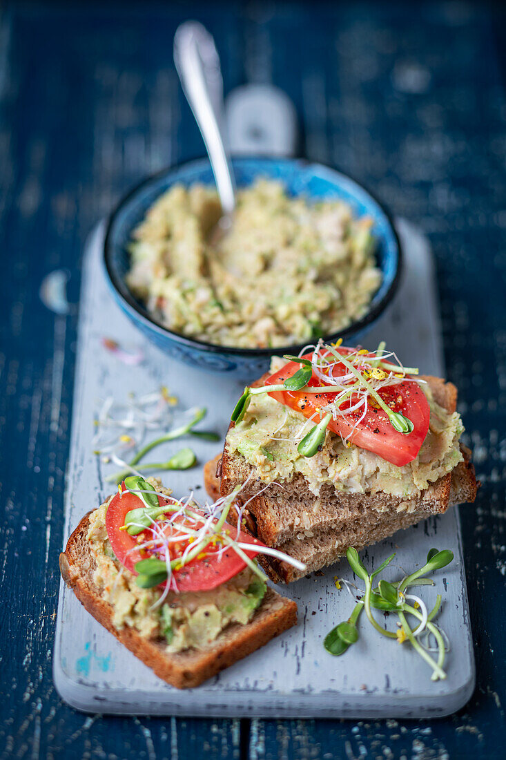 Bohnen-Avocado-Aufstrich mit Tomate und Sprossen