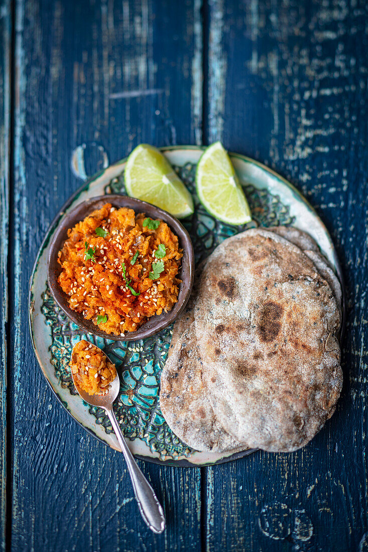 Roter Linsenaufstrich mit Vollkorn-Naanbrot