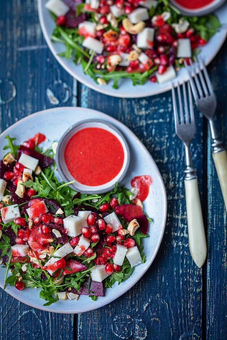 Beetroot salad with goat's cheese and strawberry dressing