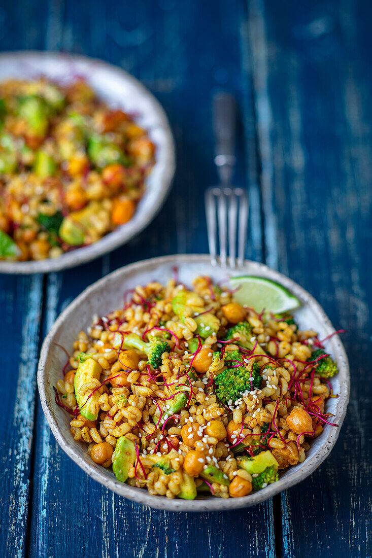 Gersten-Kichererbsen-Salat mit Brokkoli und Avocado