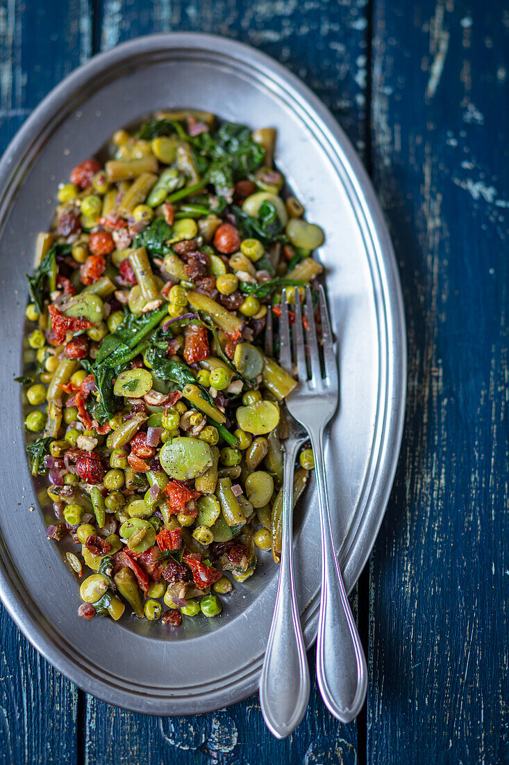 Bean salad with spinach, sultanas and sun-dried tomatoes